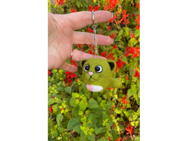 Валяна іграшка котик зелений брелок ручної роботи підвіска войлочна кіт сувенір подарок інтерʼєрний