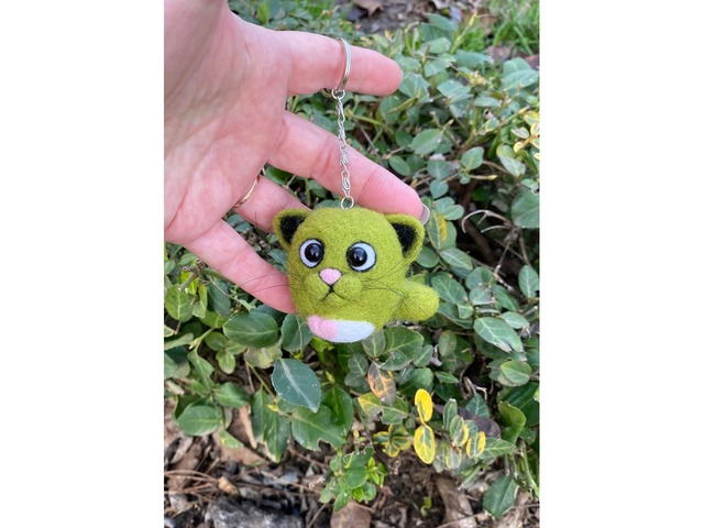 Валяна іграшка котик зелений брелок ручної роботи підвіска войлочна кіт сувенір подарок інтерʼєрний