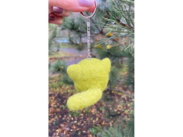 Валяна іграшка котик зелений брелок ручної роботи підвіска войлочна кіт сувенір подарок інтерʼєрний