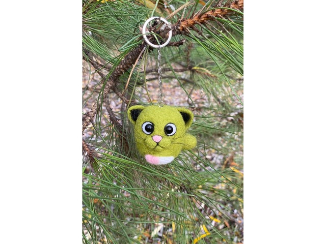 Валяна іграшка котик зелений брелок ручної роботи підвіска войлочна кіт сувенір подарок інтерʼєрний