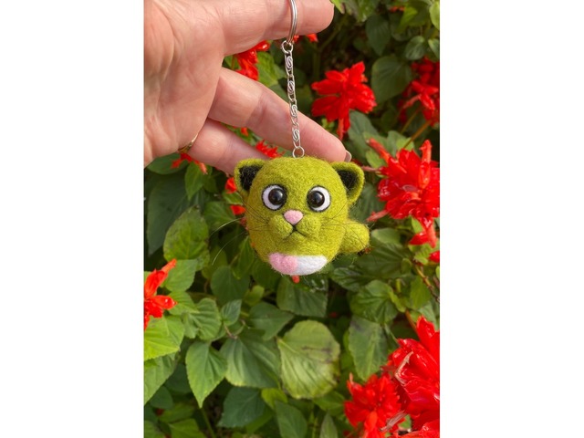 Валяна іграшка котик зелений брелок ручної роботи підвіска войлочна кіт сувенір подарок інтерʼєрний
