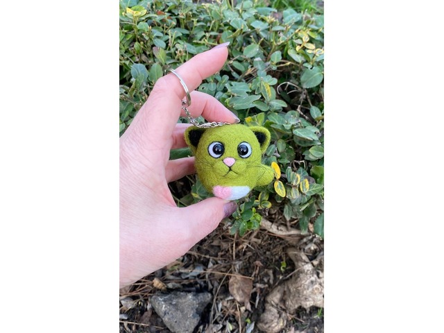 Валяна іграшка котик зелений брелок ручної роботи підвіска войлочна кіт сувенір подарок інтерʼєрний