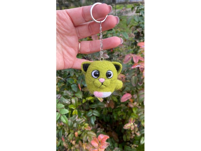 Валяна іграшка котик зелений брелок ручної роботи підвіска войлочна кіт сувенір подарок інтерʼєрний