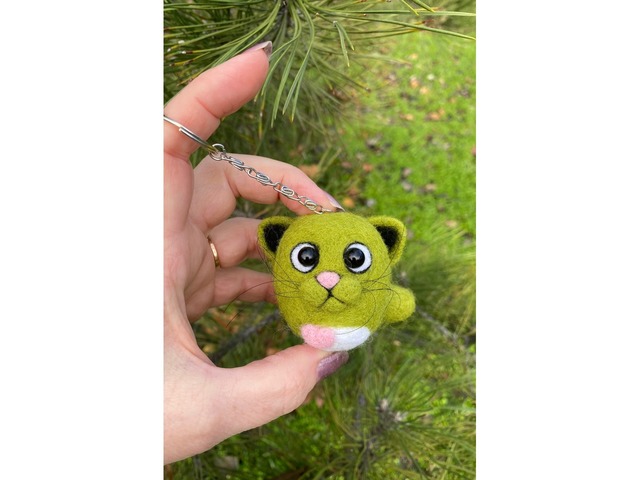 Валяна іграшка котик зелений брелок ручної роботи підвіска войлочна кіт сувенір подарок інтерʼєрний