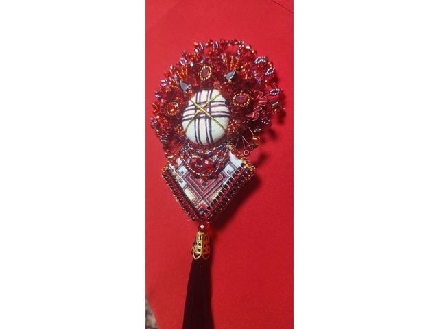 Брошки-мотанки ручної роботи.