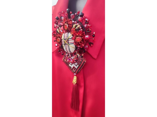 Брошки-мотанки ручної роботи.