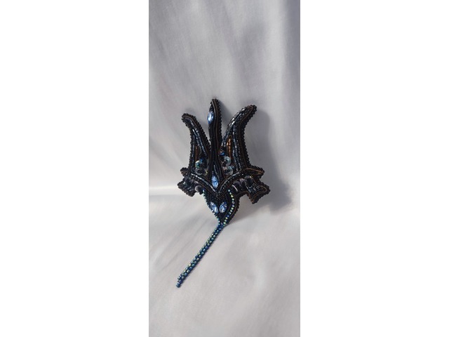 Брошка-тризуб ручної роботи.