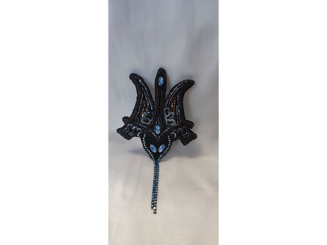 Брошка-тризуб ручної роботи.