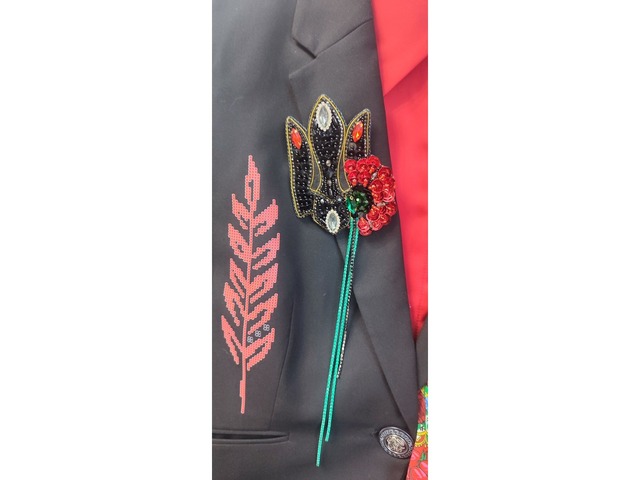 Брошка-тризуб ручної роботи.