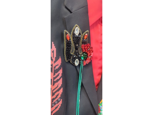 Брошка-тризуб ручної роботи.