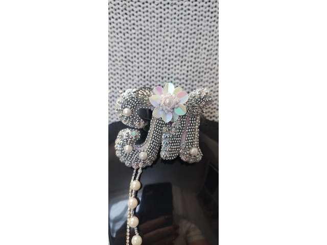 Брошка-ініціал-літера.