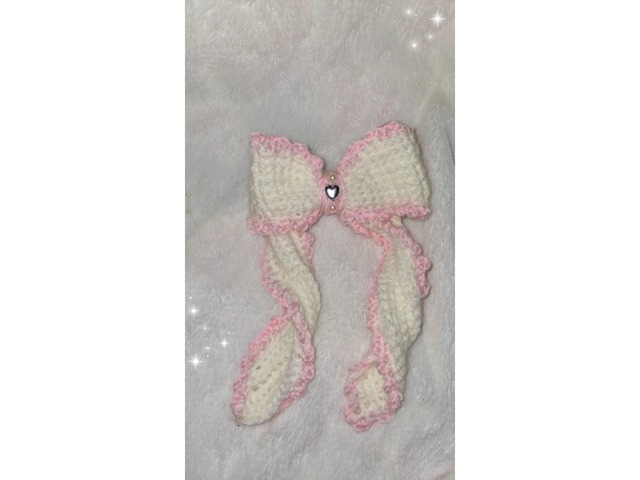 В'язана дівчача заколка-бантик.