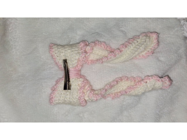 В'язана дівчача заколка-бантик.