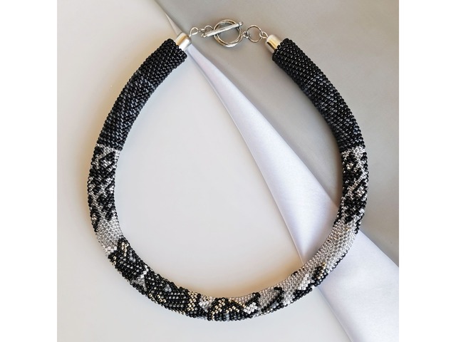 Прикраса із бісеру кольє-джгут "Срібний дзвін"