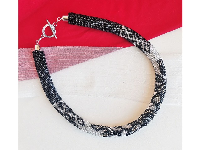 Прикраса із бісеру кольє-джгут "Срібний дзвін"