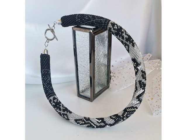 Прикраса із бісеру кольє-джгут "Срібний дзвін"