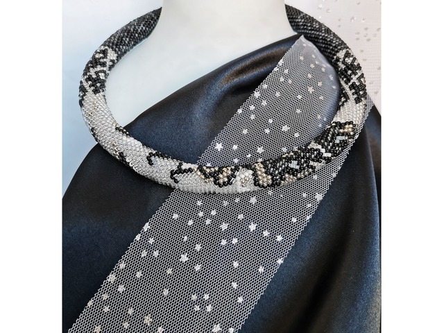 Прикраса із бісеру кольє-джгут "Срібний дзвін"