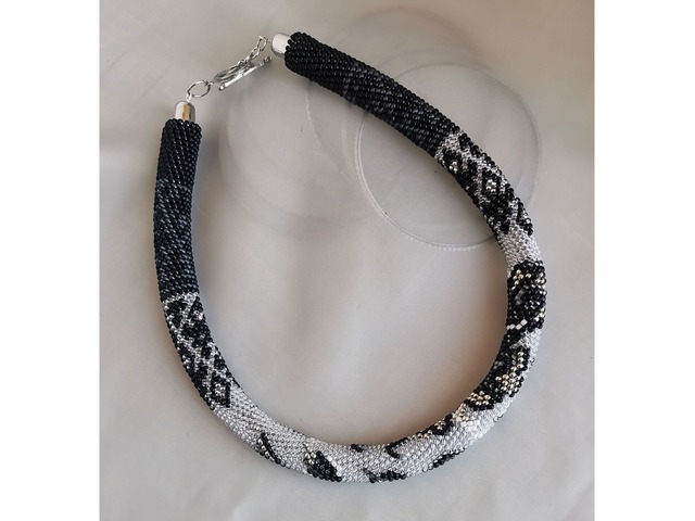 Прикраса із бісеру кольє-джгут "Срібний дзвін"