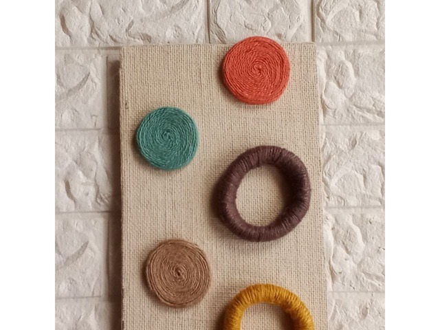 Вертикальна декоративна панель із джуту та мішковини