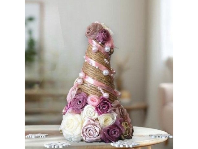 Маленька сувенірна настільна ялинка