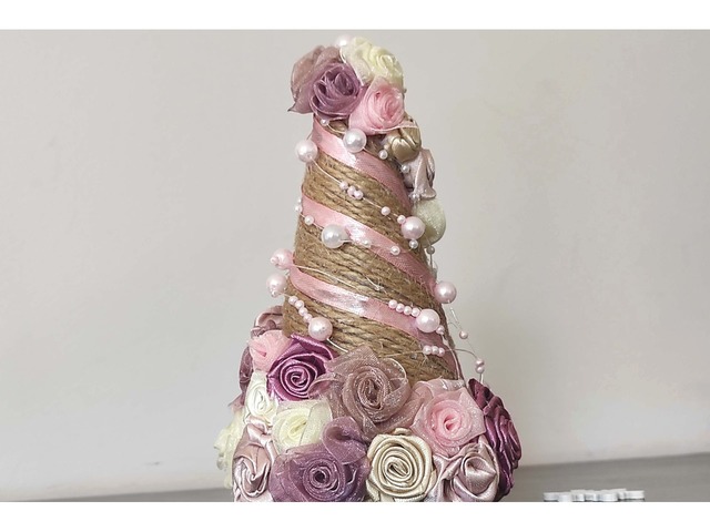 Маленька сувенірна настільна ялинка