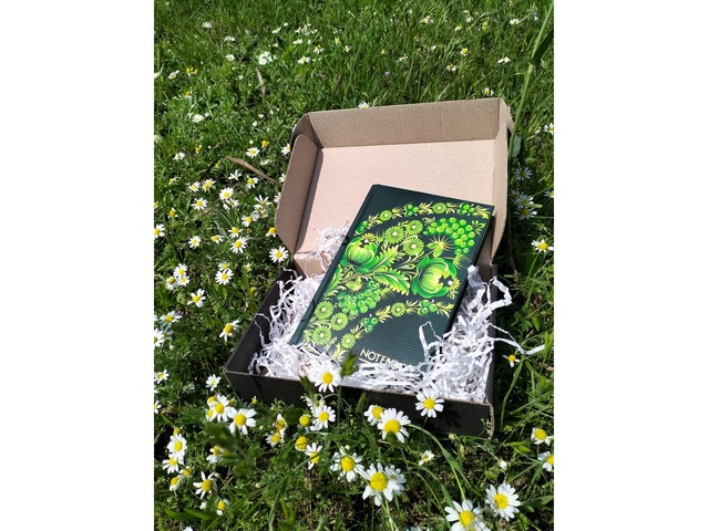 Блокнот з авторським розписом палітурки у стилі петриківського розпису