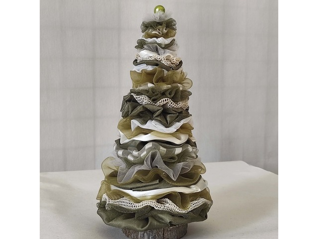 Невелика новорічна ялинка ручної роботи, сувенір-подарунок