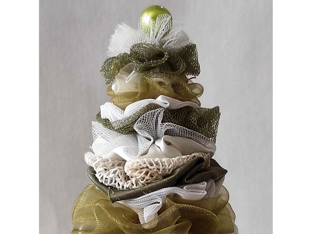 Невелика новорічна ялинка ручної роботи, сувенір-подарунок