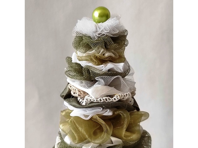 Невелика новорічна ялинка ручної роботи, сувенір-подарунок