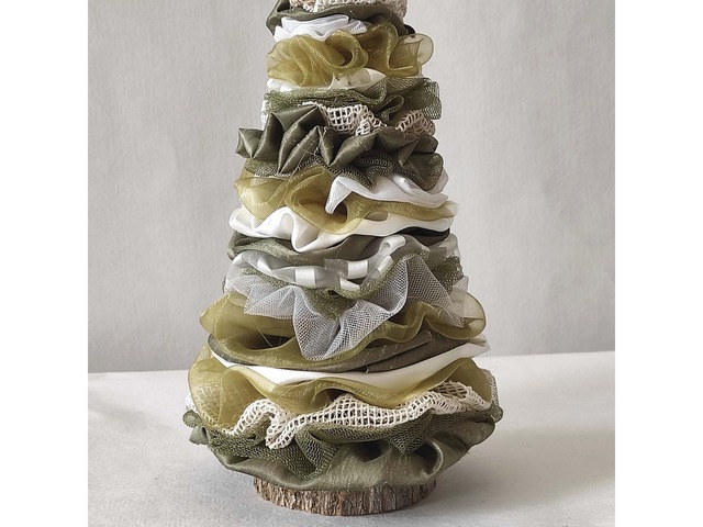 Невелика новорічна ялинка ручної роботи, сувенір-подарунок