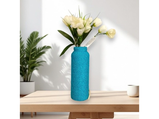 Ваза для квітів зі скляної пляшки, декорована шовковим канатом бірюзового кольору