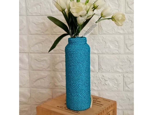 Ваза для квітів зі скляної пляшки, декорована шовковим канатом бірюзового кольору