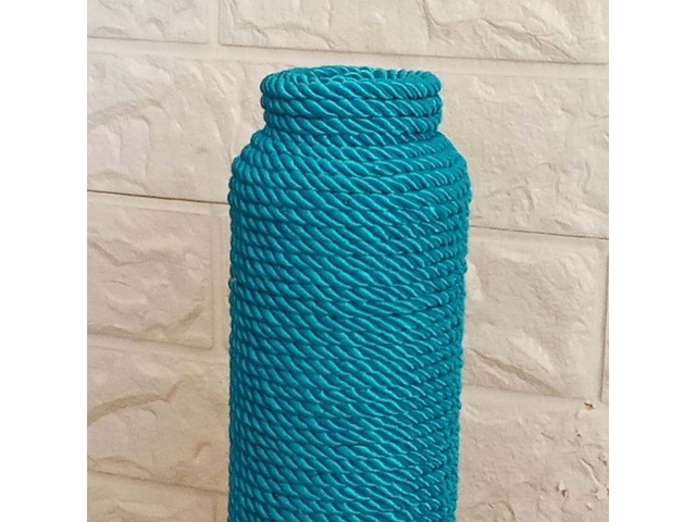 Ваза для квітів зі скляної пляшки, декорована шовковим канатом бірюзового кольору