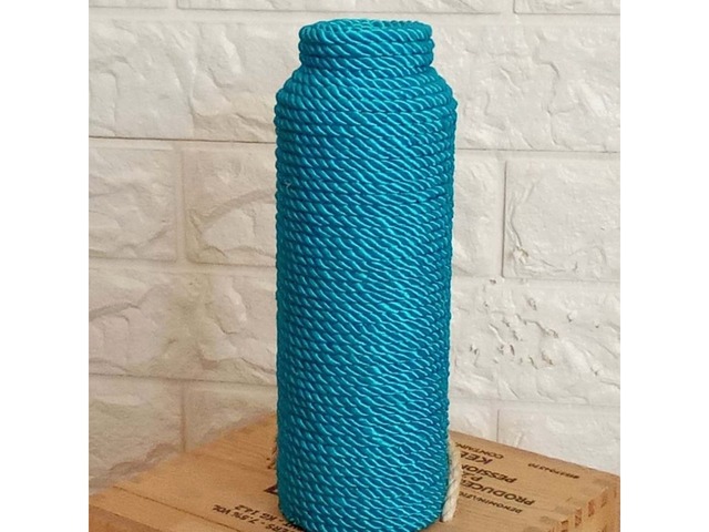 Ваза для квітів зі скляної пляшки, декорована шовковим канатом бірюзового кольору