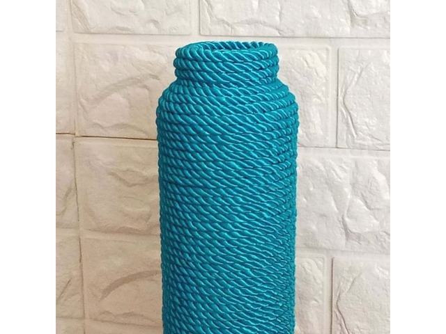 Ваза для квітів зі скляної пляшки, декорована шовковим канатом бірюзового кольору