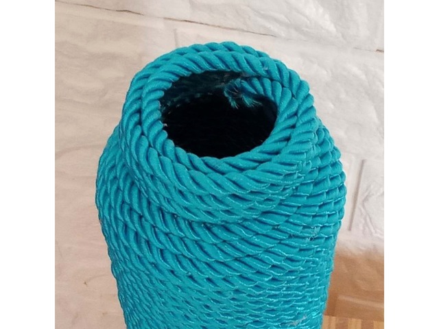 Ваза для квітів зі скляної пляшки, декорована шовковим канатом бірюзового кольору