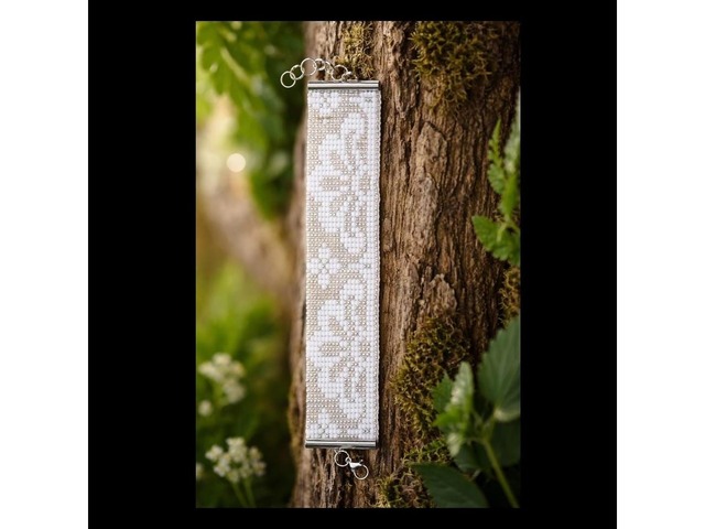 Браслет з бісеру з білим орнаментом (ручна робота)