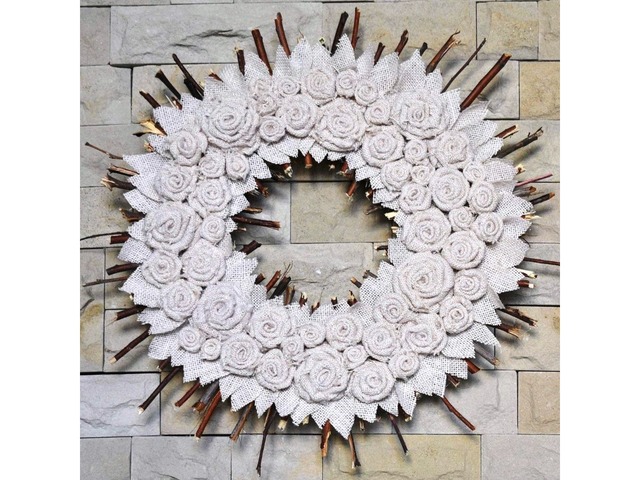 Вінок з мішковини та гілочок у стилі кантрі – декор для дому