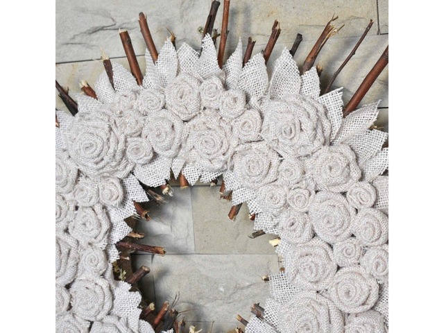 Вінок з мішковини та гілочок у стилі кантрі – декор для дому