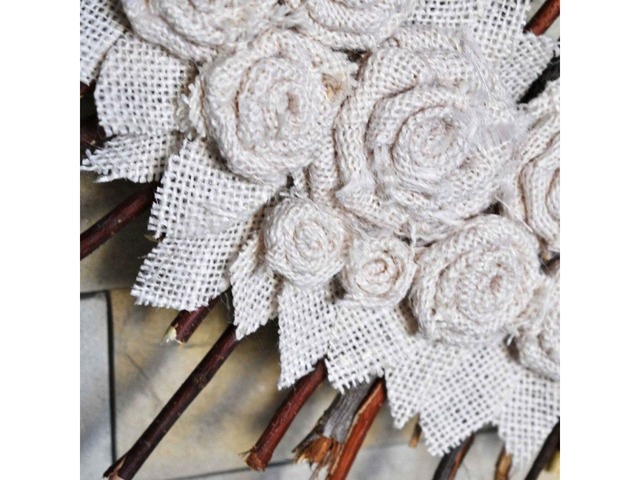 Вінок з мішковини та гілочок у стилі кантрі – декор для дому