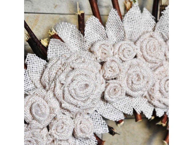 Вінок з мішковини та гілочок у стилі кантрі – декор для дому