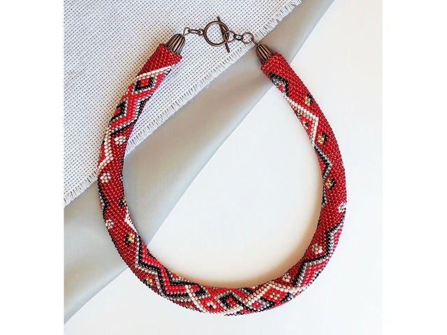 Прикраса із бісеру кольє-джгут "Рубіновий шарм"