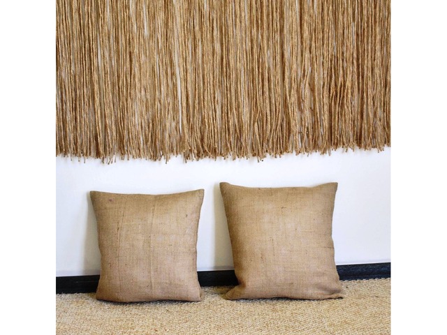 Декоративна подушка з мішковини ручної роботи