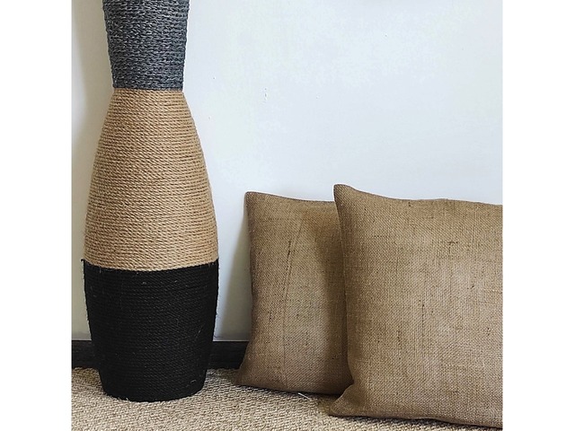 Декоративна подушка з мішковини ручної роботи