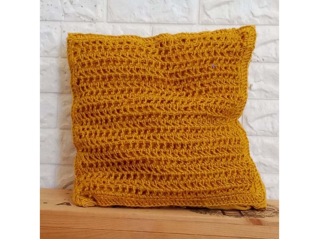 Декоративна подушка гірчичного кольору з в’язаним узором, 40х40 см