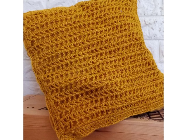 Декоративна подушка гірчичного кольору з в’язаним узором, 40х40 см