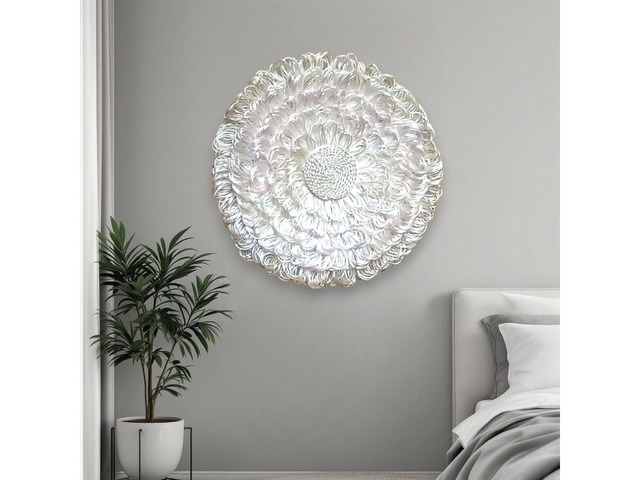 Декор на стіну круглої форми біло-молочного кольору ручної роботи