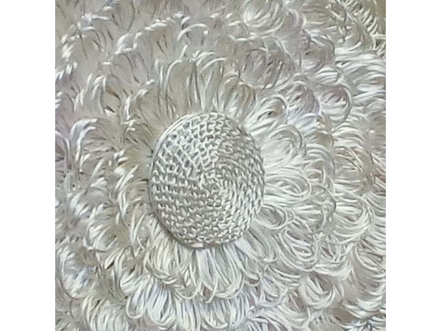 Декор на стіну круглої форми біло-молочного кольору ручної роботи