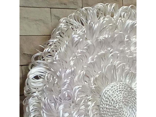 Декор на стіну круглої форми біло-молочного кольору ручної роботи