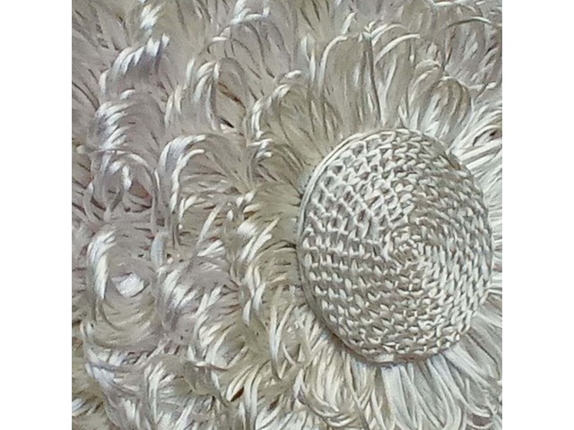 Декор на стіну круглої форми біло-молочного кольору ручної роботи